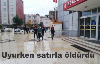 Uyurken satırla öldürdü