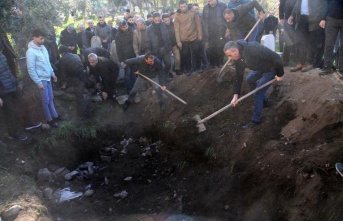 Hatay'da enkaz altında kalarak hayatını kaybeden 4 kişilik aile Cizre'de toprağa verildi