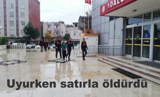 Uyurken satırla öldürdü