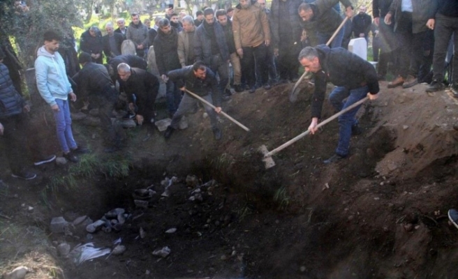 Hatay'da enkaz altında kalarak hayatını kaybeden 4 kişilik aile Cizre'de toprağa verildi