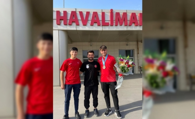 Şırnak'lı Sporcu Avrupa 3.oldu çiçeklerle karşılandı